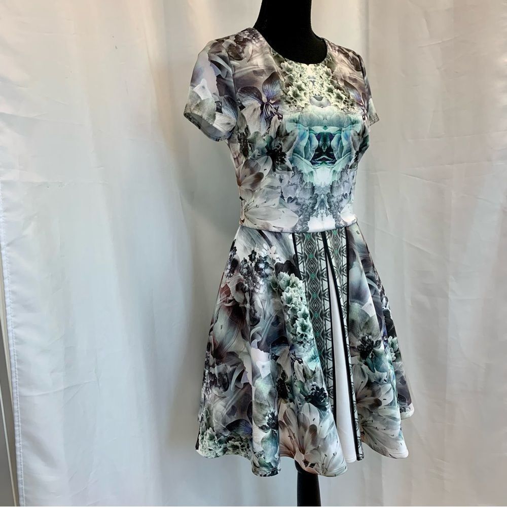 Bebe women’s blue green floral short sleeve skater dress Sz S - Picture 3 of 13